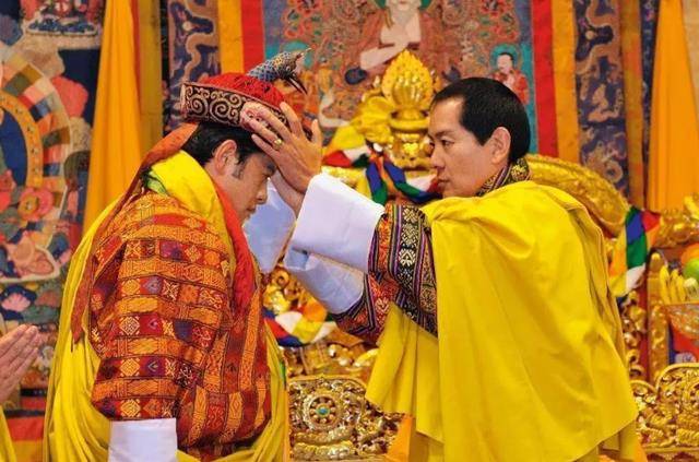 原创不丹国王旺楚克娶同胞4姐妹为妻生下10个孩子51岁让位