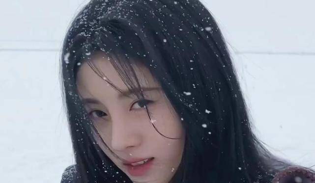 原创鞠婧祎下雪天录mv穿羽绒服自拍近景才是现实版睫毛精