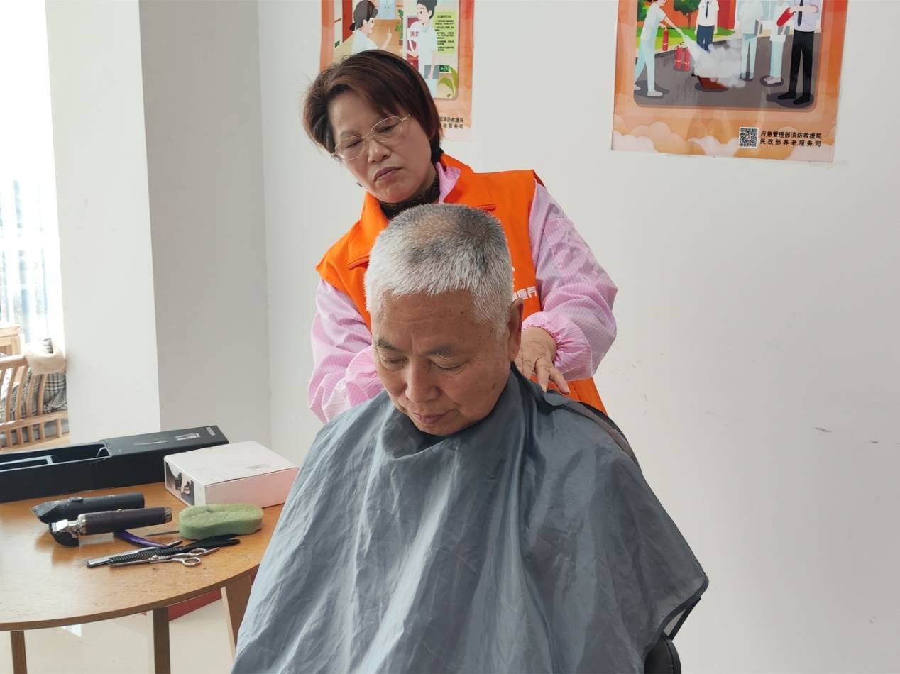 水漾花城社区:开设爱心理发站,为老服务更温暖