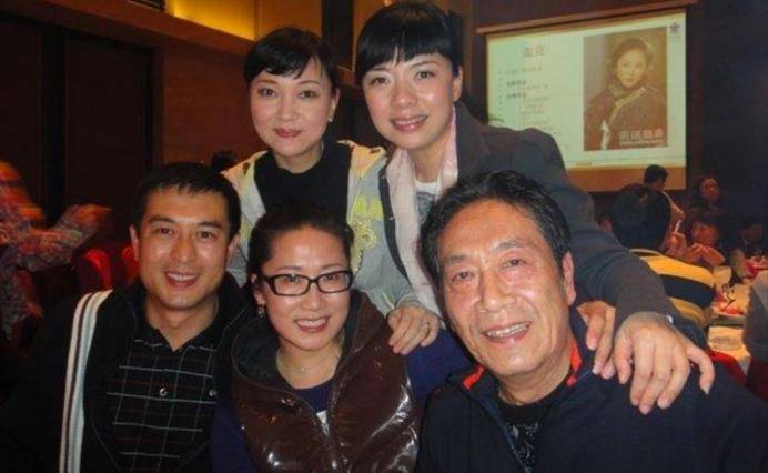 再婚娶小娇妻的两位"老艺术家":一个高调晒幸福,一个低调生活_王奎荣