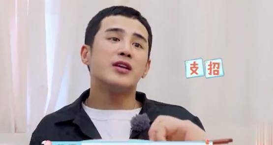 麦迪娜挑战录歌自称紧张,晒美照缓解气氛,却遭网友调侃过往_姜潮_时候