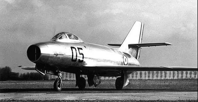 1965年印度轰炸机因天气返航,误操作炸毁自家机场,造成40人死亡_战机_