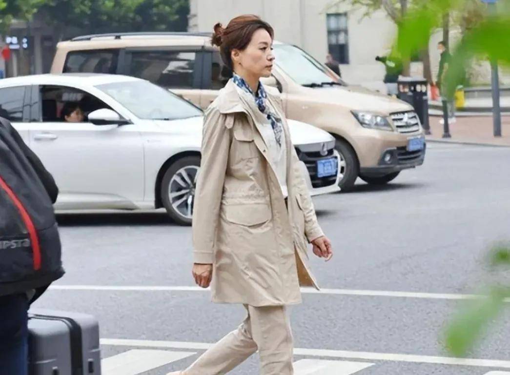 董卿路边吃面也如此优雅,穿"风衣 丝巾"美成一道靓丽的风景线
