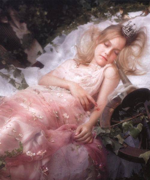 原创瑞士发现2200年前睡美人面容如生身着羊皮大衣戴精美项链