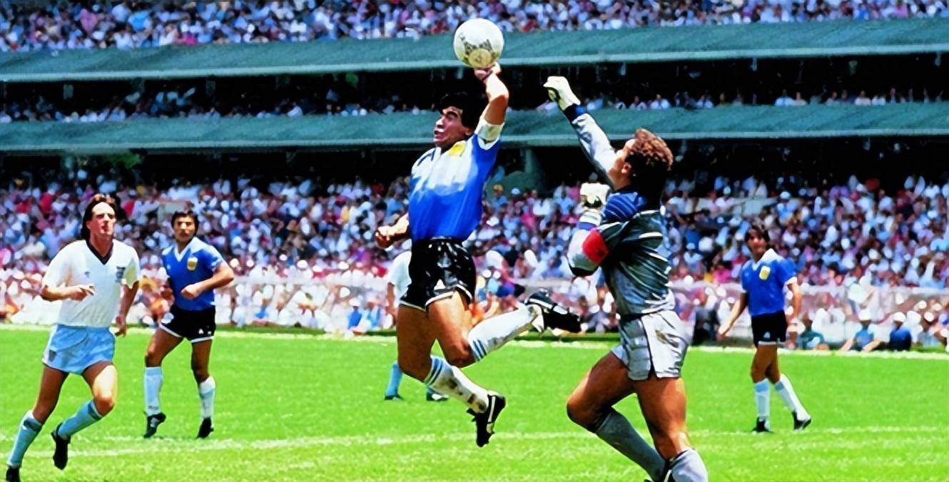 1986年墨西哥世界杯上,阿根廷对英格兰的比赛中,马拉多纳故意手球为