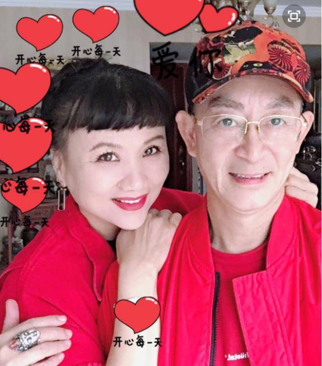 原创62岁六小龄童晒幸福妻子肤白貌美同框像两代人女儿罕见露正脸