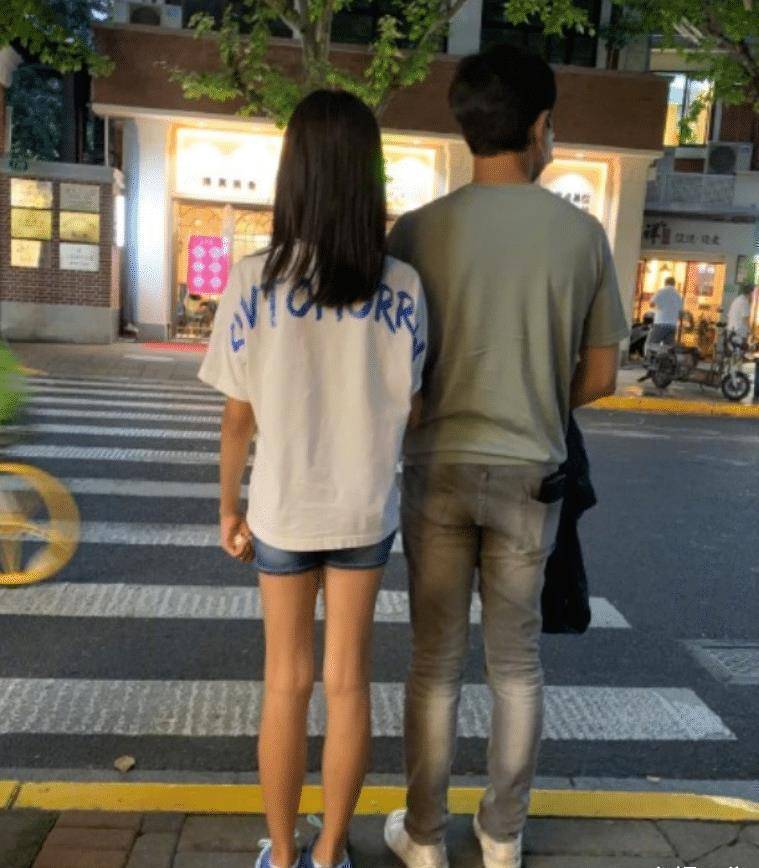 星二代们基因太强大了佟大为晒大女儿近照12岁大长腿很优越