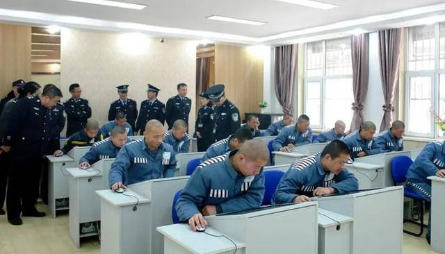 入监的服刑人员沉浸式提前学习监狱制定的各项监规纪律和行为规范要求