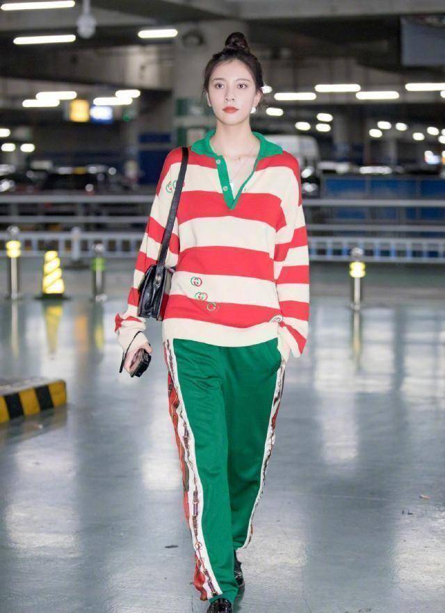 原创95后宋妍霏罕见搭男装穿1万块衬衣套长裤红配绿穿出甜美风