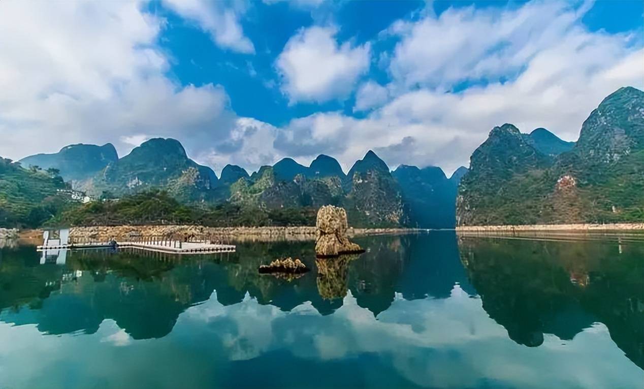 春韵悠然主人邀客入,酒醒再回还.院外观竹翠,村中赏冷泉.