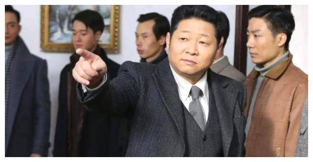 "三德子"养鸡成了亿万富翁,乡下庭院品茶享清闲,娇妻相伴左右_赵亮