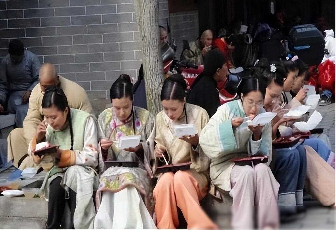 横店20万群演:美女成群,懒汉光棍泛滥,他们的未来如何?