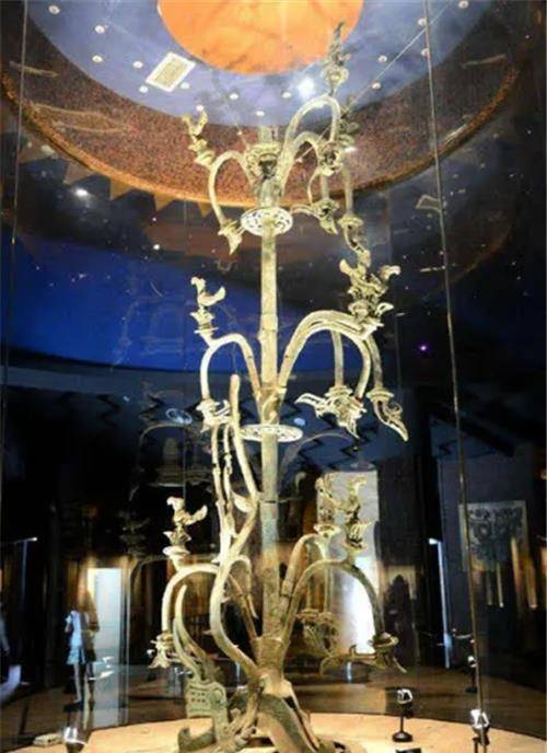于是,全国的青铜器修复工作者们都被召集到了四川三星堆,请他们帮忙