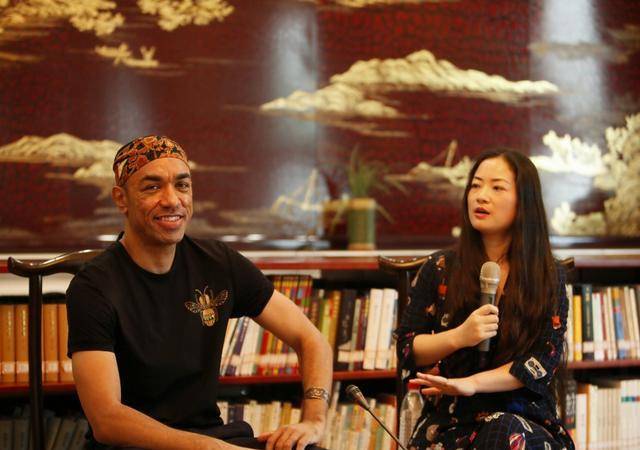 此外,为了解决李淑芬父母担心女儿远嫁的问题,马克向他们保证以后结了