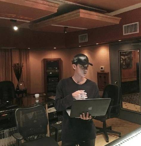 原创黄子韬深夜出镜闪现的手机屏幕被截图放大看清后粉丝酸了