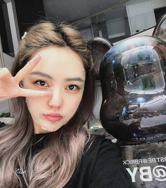 周扬青晒男友视角美照,谨慎晒照疑似为遮挡男友,却因吃双人餐意外暴露