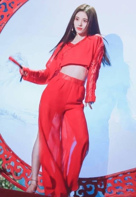 原创鞠婧祎的腰有多细当她穿上这条古风裙后效果太意外了