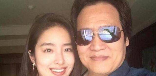 90后女演员与男友相差30岁当街拥吻示爱正纠结去不去上大学