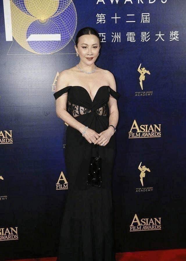 原创53岁的刘嘉玲穿着大胆性感不仅露腿还露这个部位