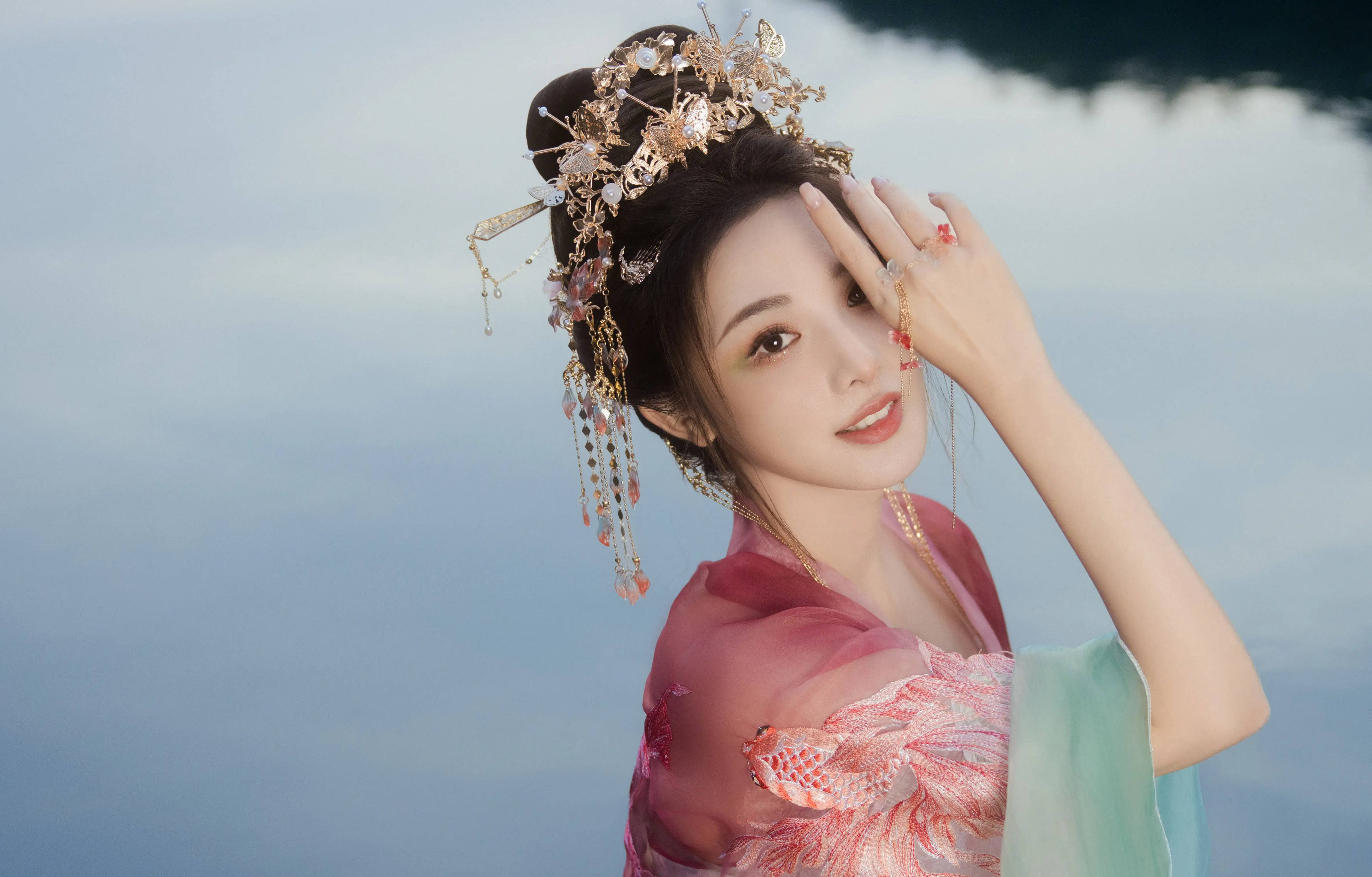 彭小苒穿唐制轻纱汉服似水中仙 头戴珠钗好灵气-搜狐大视野-搜狐新闻