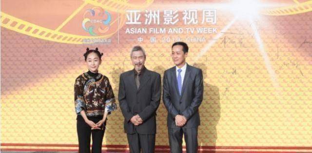 原创55岁的陈瑾模特是雷人旗袍上衣和喇叭裤