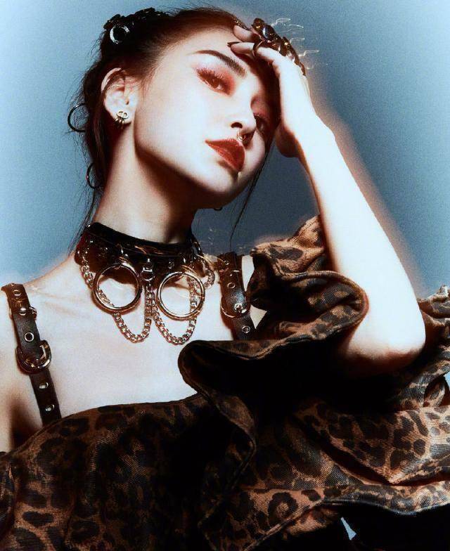 穿破洞袜皮夹克,产后腹肌不输赵丽颖_黄晓明_儿子_少女