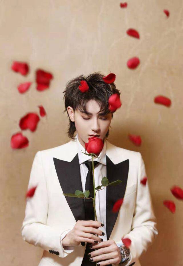 黄子韬与彭昱畅私人飞机上打扑克,韬韬配文干瞪眼,炫富加嘲讽?