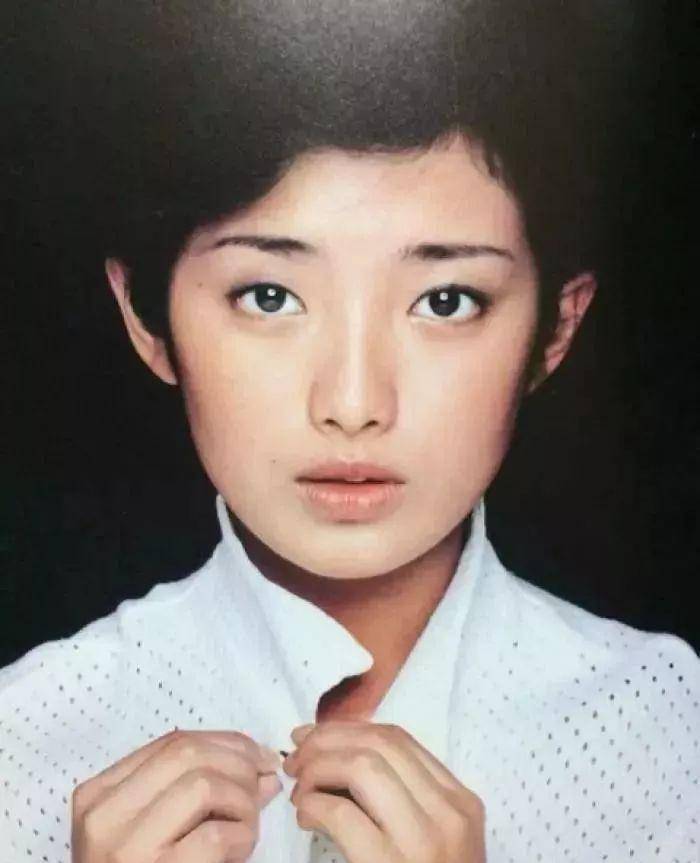 60岁山口百惠街拍照优雅地老去也是一种美感