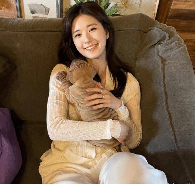 原创赵露思演技遭质疑傻白甜卖萌全靠干瞪眼刻意的样子有点尴尬