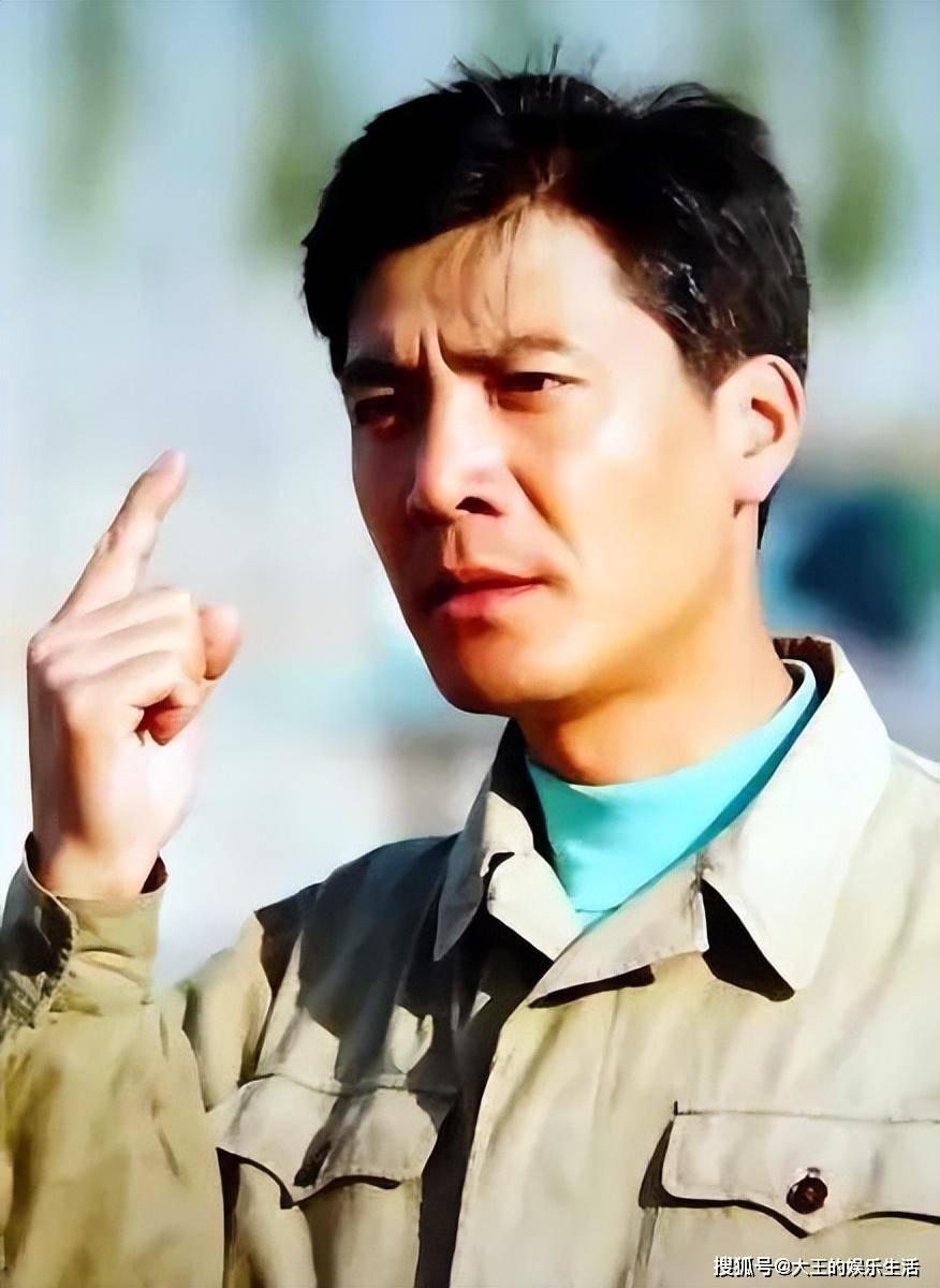 奚望出生于演员如萍和美术干部丈夫奚天鹰的家庭.