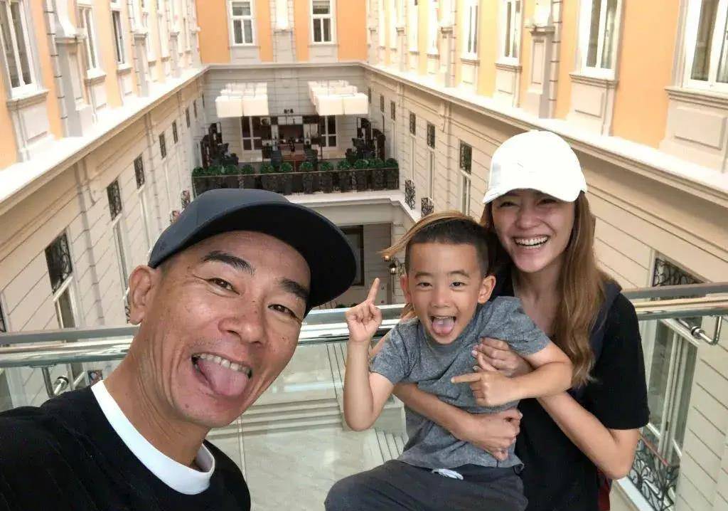 3000块卖掉弟弟,18岁给人伴舞,从小混混成巨星,只有他能做到_陈小春