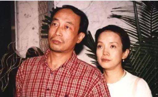 原创62岁吕丽萍教会庆生三婚老公孙海英深情献花伉俪情深