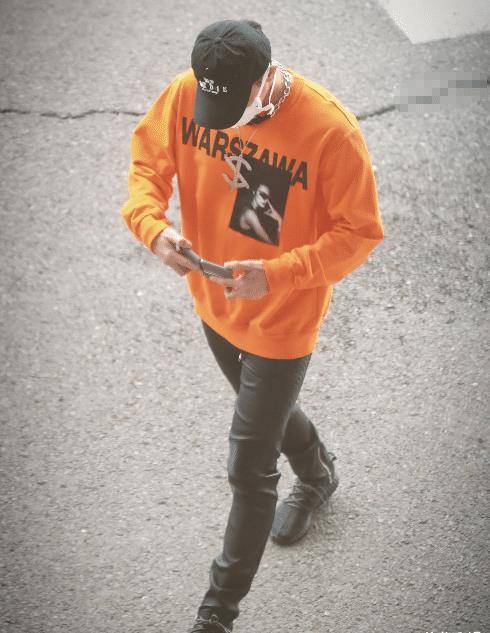 原创黄子韬手机突然亮起屏保上的女生头像露出不怕粉丝吃醋