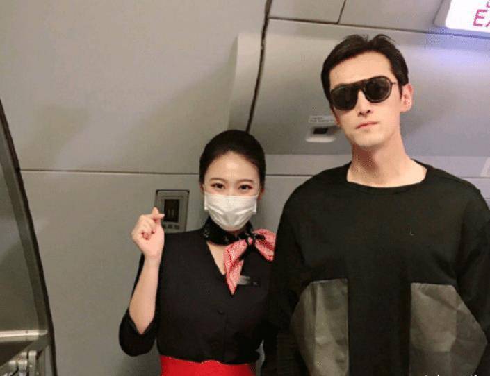 原创胡歌机场照被疯传无美颜滤镜的原相机下真实状态不敢信