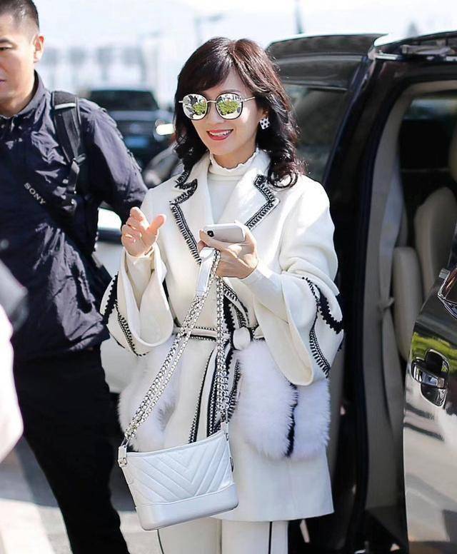 原创65岁赵雅芝再潮出新高度穿柠檬色大衣高调减龄像25岁气质