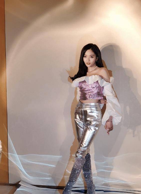 吴宣仪的学姐装火了穿泰国校服扎马尾少女感十足