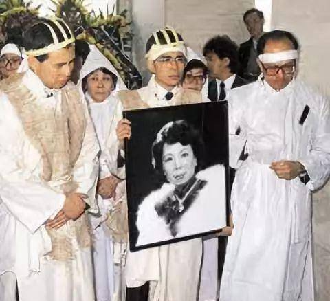 坊间传言:"庄明月楼是李嘉诚找风水师做的封魂阵