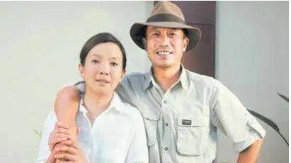 原创62岁吕丽萍教会庆生三婚老公孙海英深情献花伉俪情深