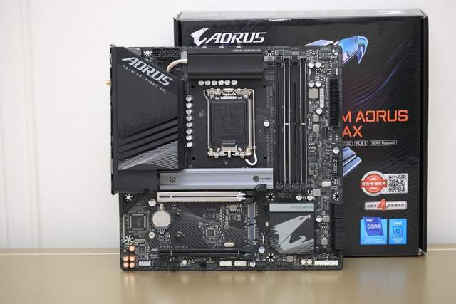 m ax小雕wifi)还是一贯的作风,满满的科技感,一个机甲风格的大雕logo