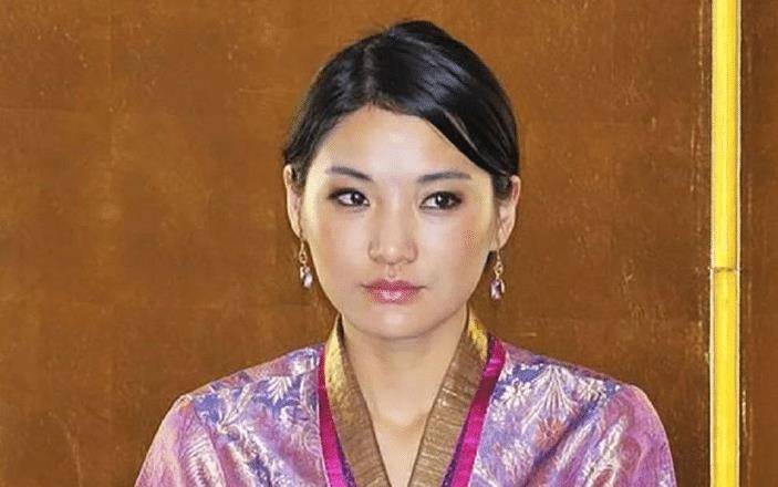 原创不丹前国王真开放娶4个姐妹为妻搂着儿媳妇佩玛还牵她的手