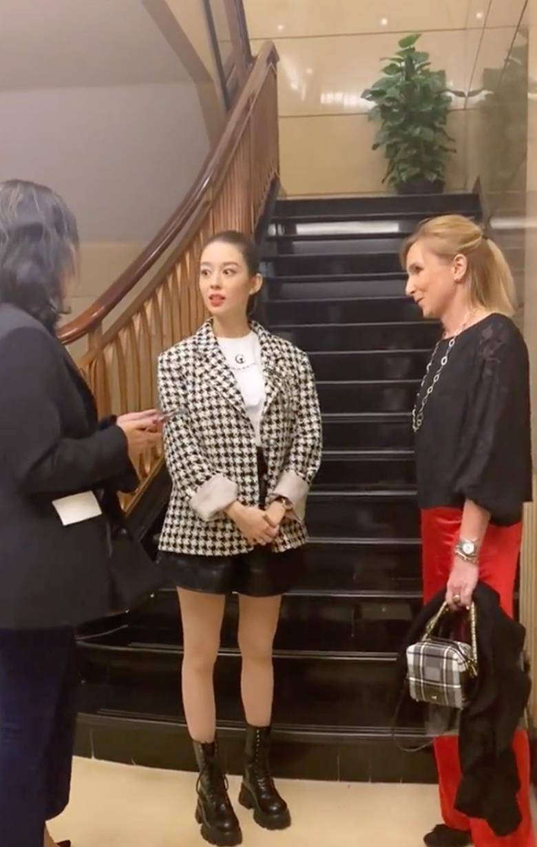 原创吉娜怀孕后首亮相四肢纤细状态佳穿宽松外套难挡超明显孕肚