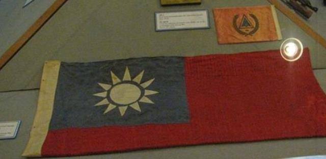 而后为了证明自己消灭的是"志愿军",他们还将在朝鲜缴获的军旗放在