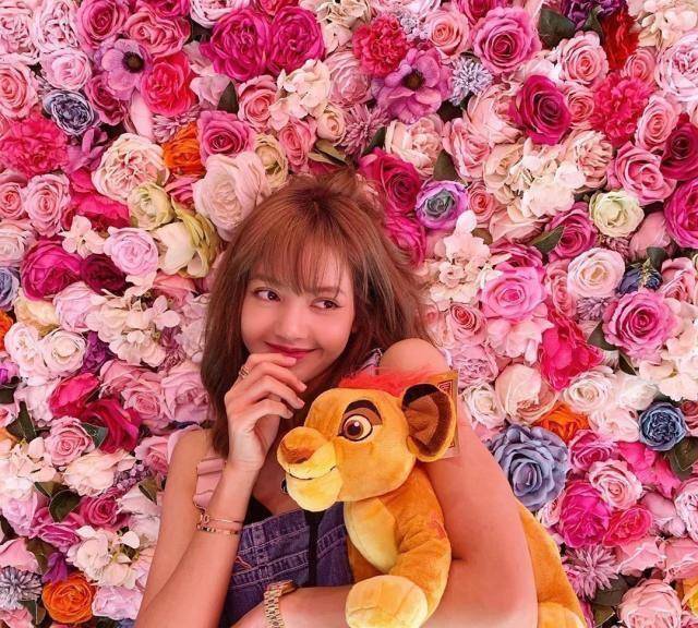 jennie手臂粗壮肉多多和lisa穿秃袖秀身材同为ace身材相差大