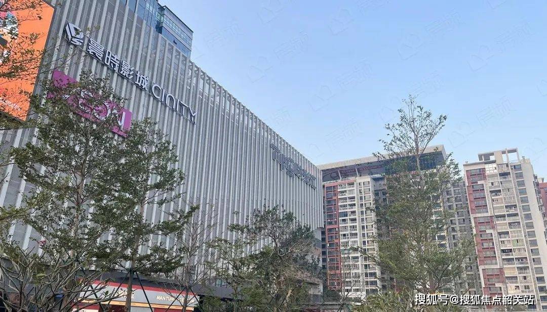 首先商业上 ,中海麓府隔壁就是保利时光汇,购物休闲非常方便.