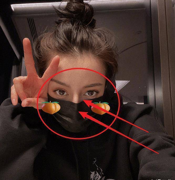 迪丽热巴晒自拍庆节日土味贴纸也挡不住美貌但这鼻梁认真的