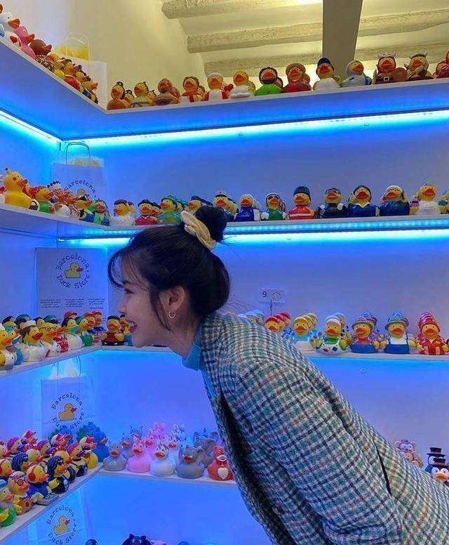 iu身穿一件蓝色小高领针织内