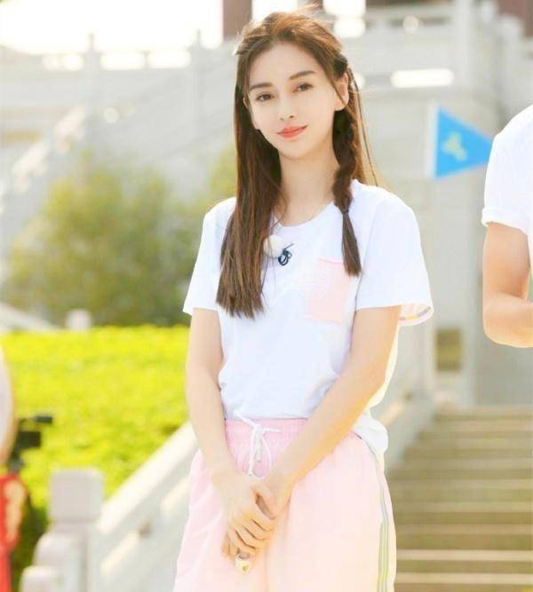 原创杨颖记录下跑男的模样穿搭很减龄比20岁的宋雨绮更有少女感