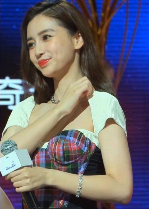 原创baby穿礼服跳舞时肩带突然滑落她的反应完全不像个女明星