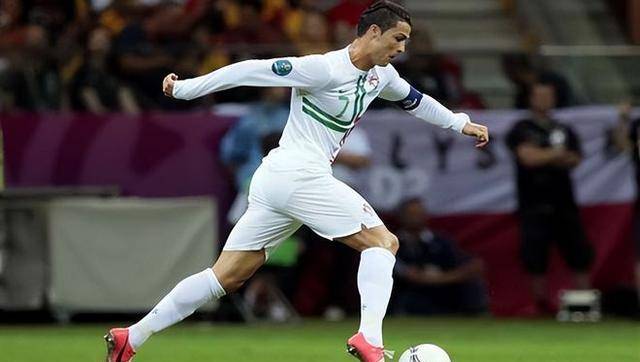 而巅峰时期的c罗,虽在速度上略逊于贝尔,但差距并不明显.