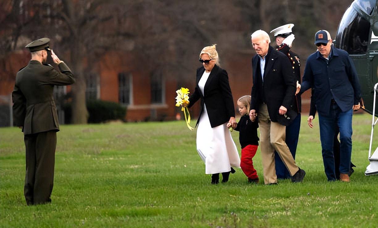 怎么没有看到第一千金,去的时候吉尔和拜登唯一的女儿阿什利可是跟着